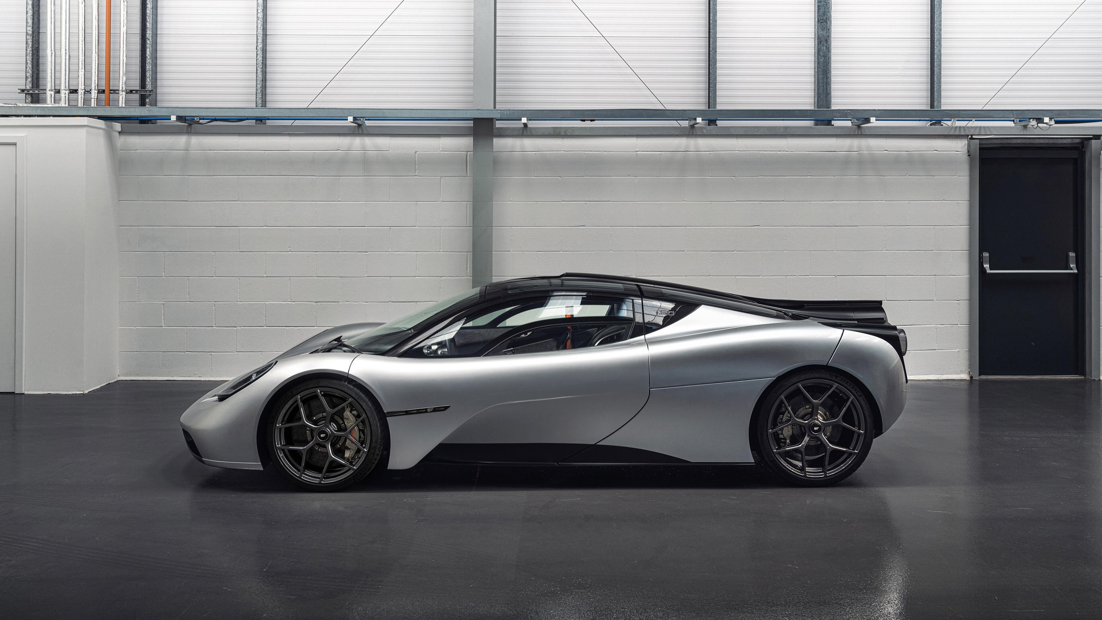 高强度足球比赛中球员拼尽全力争胜,足球比赛面对强大的对手怎么安排