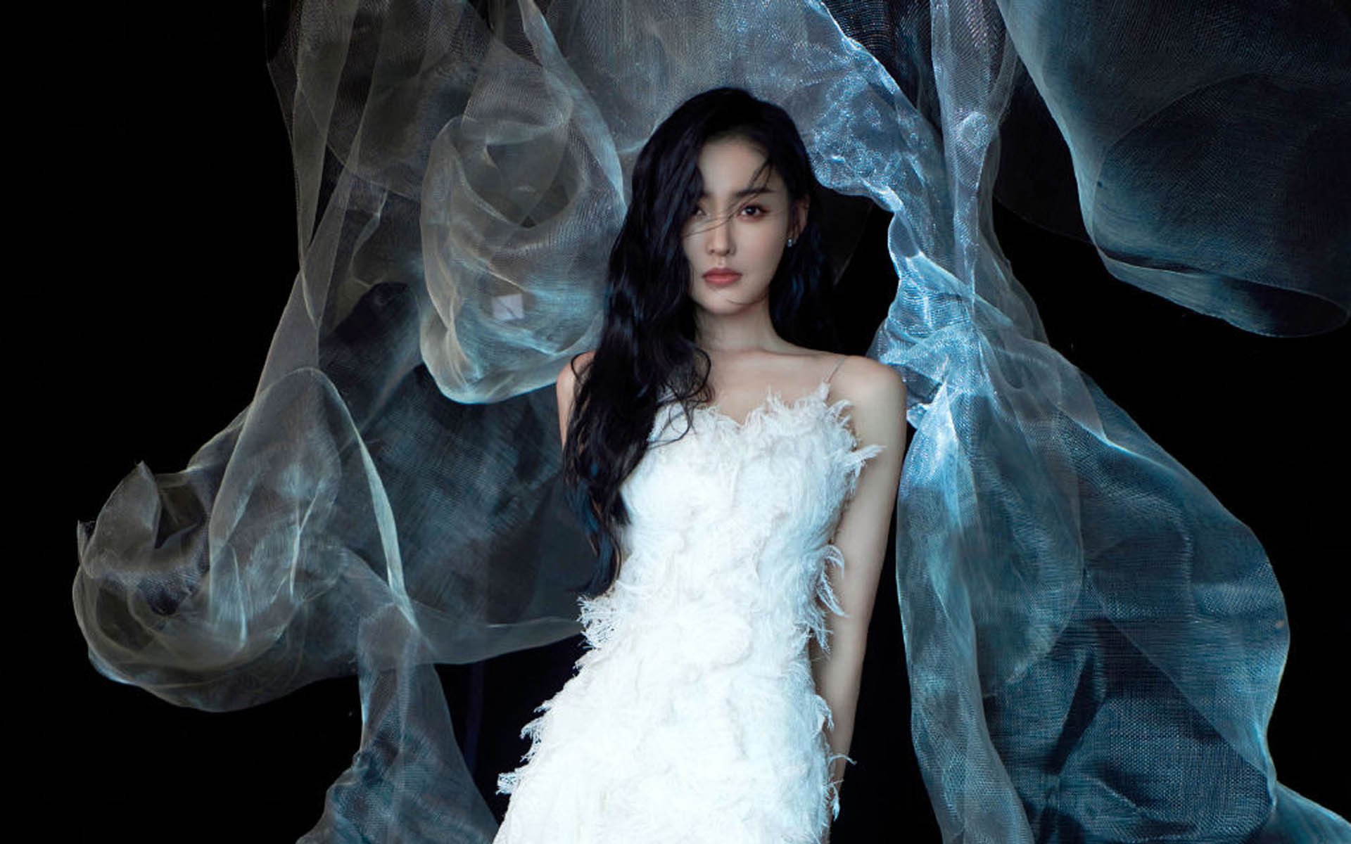 -詹姆斯表扬队友团队合作愈发默契，詹姆斯与队友的各种出场动作