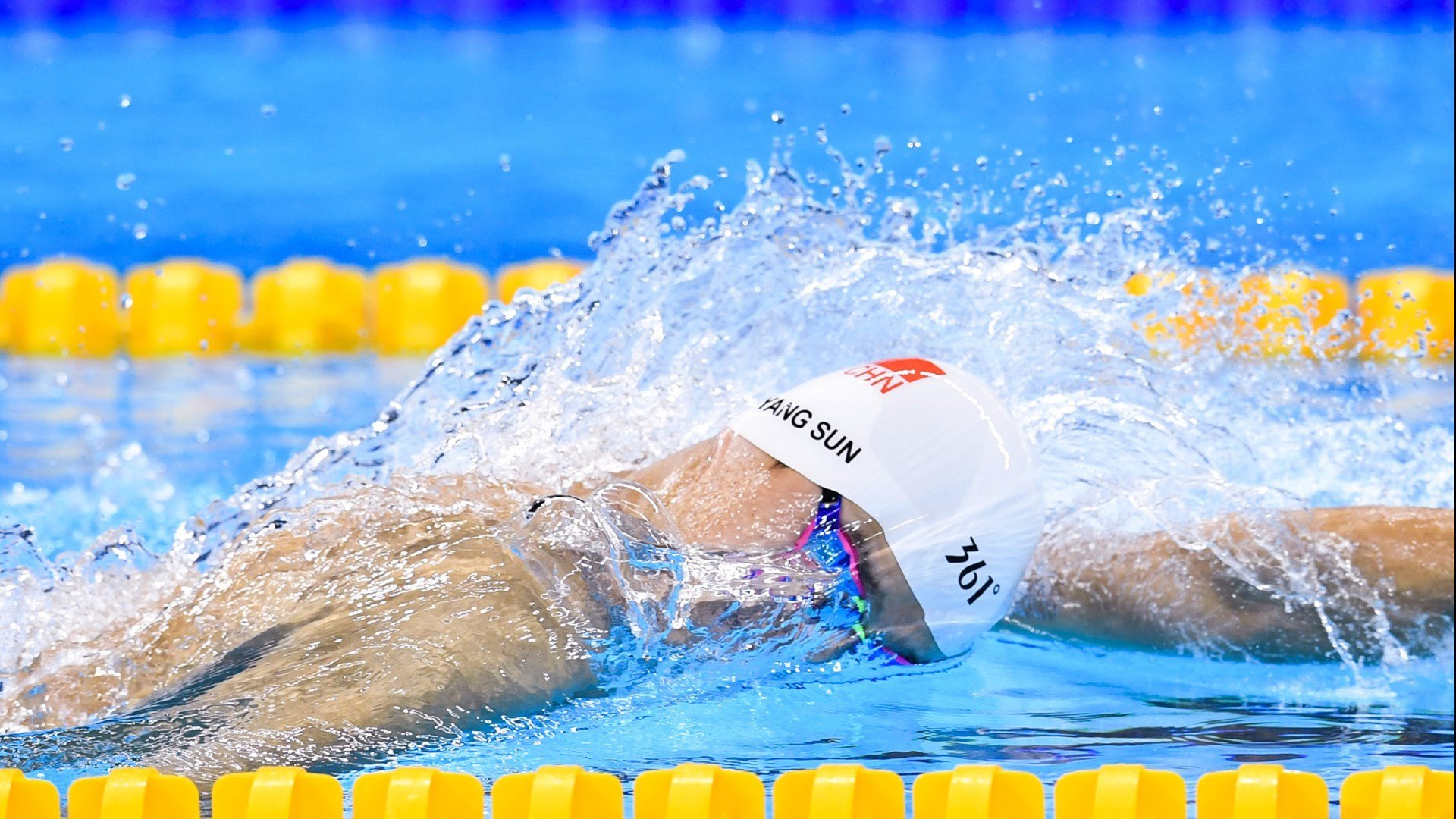 西班牙反曲弓男队在“春箭”大奖赛中获得第四名，西班牙弓箭手庆祝动作